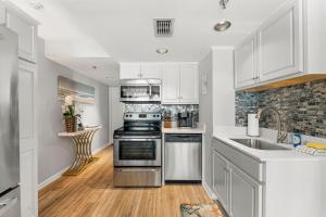 Kuchyň nebo kuchyňský kout v ubytování Fun N The Sun at Sunbird #1102W by Nautical Properties