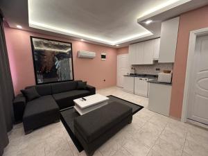 een woonkamer met een bank en een tafel bij Saga Apartments No 6 in Side