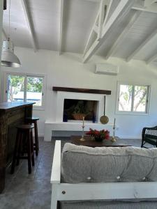 uma sala de estar com um sofá e uma lareira em El LUCERITO em Mar de Ajó