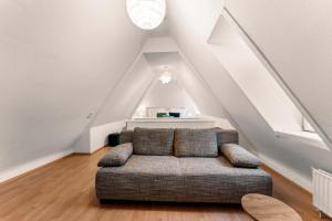 a living room with a couch in the attic at Charmante Maisonette im Schnoor in Bremen