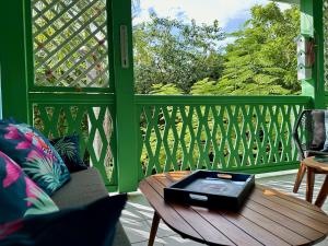 porche con mesa, banco y ventana en My Happy Place in Orient Bay, en Orient Bay