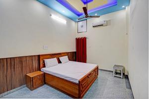 1 dormitorio con cama y cortina roja en OYO Vashudev Garden en Bijnor