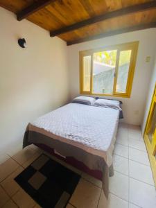 En eller flere senge i et værelse på Casa Sambaqui beira mar