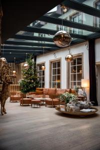 5 Terres Hôtel & Spa Barr - MGallery Hotel Collection في بار: غرفة معيشة مع شجرة عيد الميلاد وأريكة