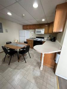 uma cozinha com uma mesa e cadeiras numa cozinha em Comfy Apt near Guthrie RPH Sayre em Sayre