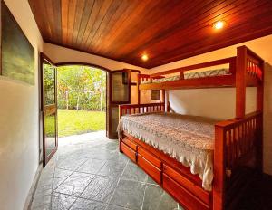 um quarto com dois beliches numa casa em Casa a 180m da Praia do Toque Toque Pequeno SP em São Sebastião