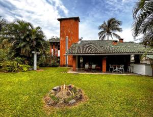uma casa de tijolos com lareira num quintal em Casa a 180m da Praia do Toque Toque Pequeno SP em São Sebastião