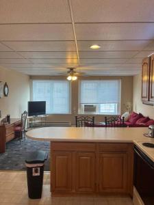 Spacious Apt near Guthrie Packer的电视和/或娱乐中心