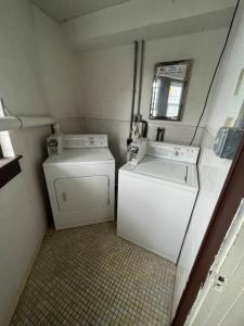 SayreSpacious Apt near Guthrie Packer的小型洗衣房配有洗衣机和烘干机