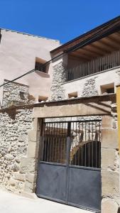 un bâtiment avec un portail sur son côté dans l'établissement Cal Vallverdú 2I, à Preixana