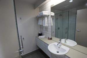 Koupelna v ubytování Hotel Ashburton + 37 fotografií