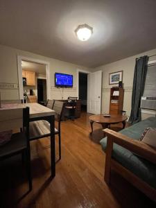 ビンガムトンにあるIntimate 1 Bedroom Apt by UHSのソファとテーブルのあるリビングルーム