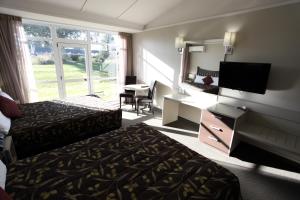 A television and/or entertainment centre at Hotel Ashburton