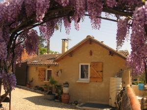a house with purple flowers in front of it at Grande chambre calme avec vue, wifi et parking - Le Pêchereau - FR-1-591-559 in Le Pêchereau