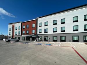 a parking lot in front of a large building at Motel 6 Dallas, TX Methodist Charlton Medical Ctr in Dallas