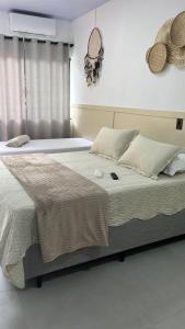 sypialnia z dużym łóżkiem w obiekcie Pousada Águas da Grota w mieście Penha