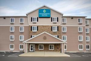 un edificio con un cartel encima en WoodSpring Suites Columbus North I-270, en Columbus