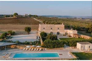 vista aerea di una casa con piscina di Masseria Angiulli Piccolo Contrada Angiulli 74023 Grottaglie a Villa Castelli
