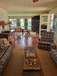 ein Wohnzimmer mit 2 Sofas und einem Schachbrett in der Unterkunft Casa no Condomínio Vila Pinhal na represa do Broa. in Itirapina