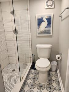 ein Badezimmer mit einem weißen WC und einer Dusche in der Unterkunft Relax in the Heart of Galveston in Galveston