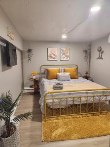 ein Schlafzimmer mit einem großen Bett in einem Zimmer in der Unterkunft Relax in the Heart of Galveston in Galveston