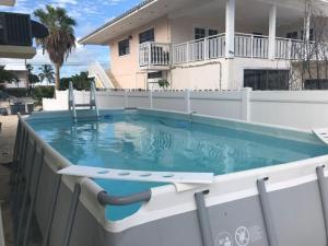 Una gran piscina en la parte trasera de una casa en Twice the Charm, en Cayo Largo