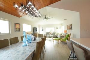 comedor y sala de estar con mesa de comedor en Twice the Charm, en Cayo Largo