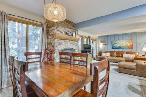 comedor con mesa y chimenea en SnowDogs Breck Condo with Fireplace Walk to Lifts, en Breckenridge