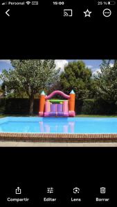 - une photo d'une aire de jeux dans une piscine dans l'établissement La Querencia, à Mercedes