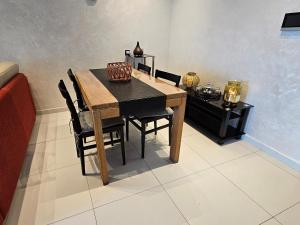uma mesa de jantar e cadeiras num quarto em Magnifique vue, charme unique. em Kenitra