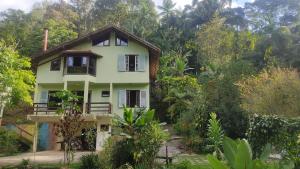 Sítio Kikiô - À Beira Rio em Lumiar في نوفا فريبورغو: منزل في وسط غابة
