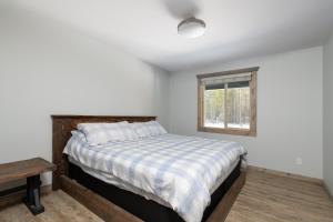 sypialnia z łóżkiem i oknem w obiekcie The Antler Ridge Cabin w mieście Valemount