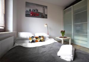 um quarto com uma cama e uma fotografia na parede em Apartment 1-bed Kłobucka P&O Serviced Apartments em Varsóvia
