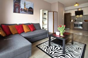 sala de estar con sofá y mesa en Apartment 1-bed Kłobucka P&O Serviced Apartments, en Varsovia