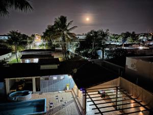 巴西利亞的住宿－Brasilia Vale Park Way，夜晚建筑物屋顶的景色