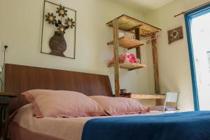 um quarto com uma cama com uma cabeceira de madeira em Acapela Hospedagem em Ouro Preto