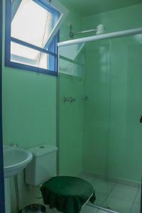 uma casa de banho com uma cabina de duche em vidro e um lavatório. em Acapela Hospedagem em Ouro Preto