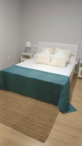 a bedroom with a bed with a blue blanket on it at Center Granada Apartament Elegant in Granada