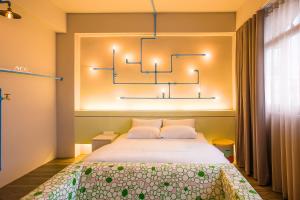 um quarto com uma cama com um lustre por cima em Art Zone em Hualien