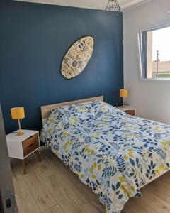 een slaapkamer met een bed en een surfplank aan de muur bij Célest' Inn in Cléder