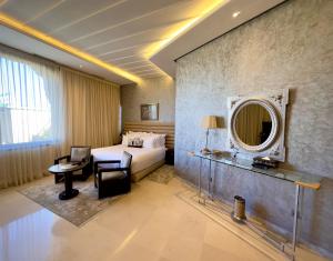 Habitación de hotel con cama y espejo en Sillage Palace Sky & Spa, en Marrakech