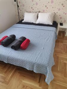 łóżko z 3 poduszkami na górze w obiekcie Joker w mieście Požarevac