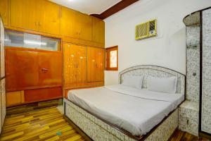 מיטה או מיטות בחדר ב-OYO Bluebird Inn Hotel And Guest House