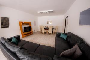 Χώρος καθιστικού στο Yello Homes - großes Apartment - Am Waldrand, 15 min bis Nürnberg Messe, für 8 Personen, 2 WC's +31 φωτογραφίες