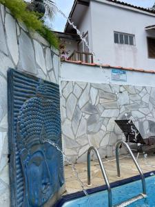 a large blue head on the side of a building at Chalés Camburi in São Sebastião