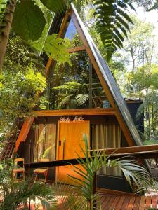 a tree house with a front door in a forest at Deck1920 by Estadias Incríveis in Cascavel