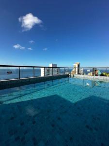 een zwembad met uitzicht op de oceaan bij Studio luxo na Barra para 4 Pessoas in Salvador