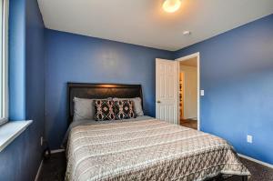 a bedroom with blue walls and a bed at Charming Beaverton Retreat about 12 Mi to Downtown! in Beaverton
