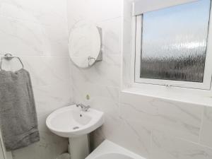 Et badeværelse på Cheviot View + 22 billeder