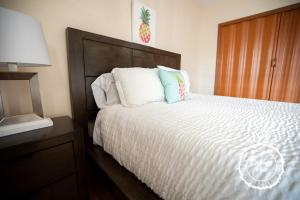 Schlafzimmer mit einem großen Bett mit einem Kopfteil aus Holz in der Unterkunft Charming Winter Park - Express in Orlando